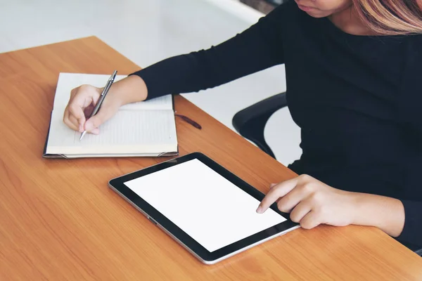 Negocio de trabajo independiente adolescente en tableta . — Foto de Stock