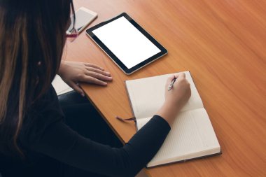 Genç serbest çalışma iş Tablet.