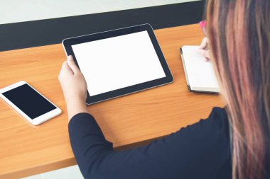 Genç serbest çalışma iş Tablet.