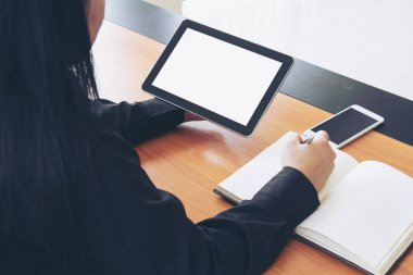 Genç serbest çalışma iş Tablet.