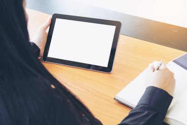 Genç serbest çalışma iş Tablet.