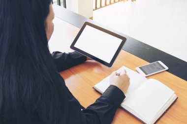 Genç serbest çalışma iş Tablet.