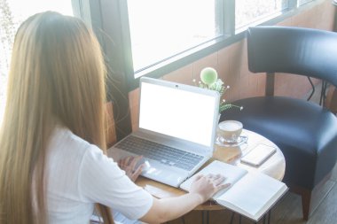 Dizüstü bilgisayarda çalışan iş kadını.