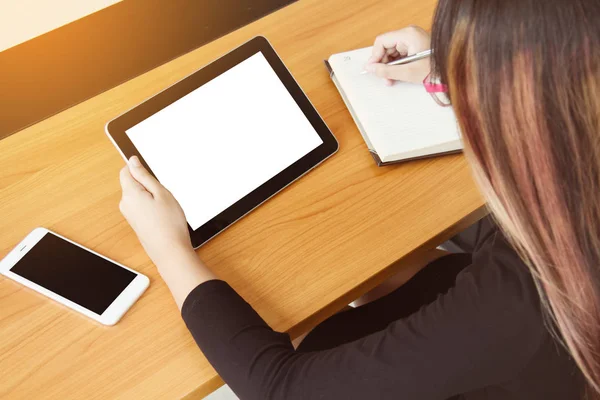 Negocio de trabajo independiente adolescente en tableta . — Foto de Stock