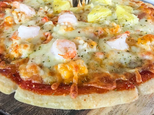 Пицца с морепродуктами на подносе — стоковое фото