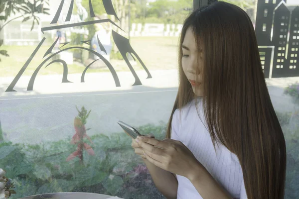 Gelukkig gebruik slimme telefoon — Stockfoto