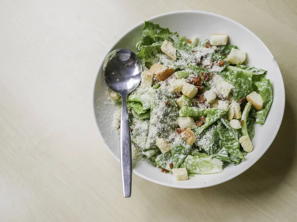 Caesarsallad på trä bord — Stockfoto