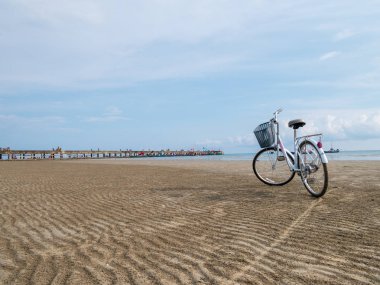 Kumsalın yanında bisiklet..
