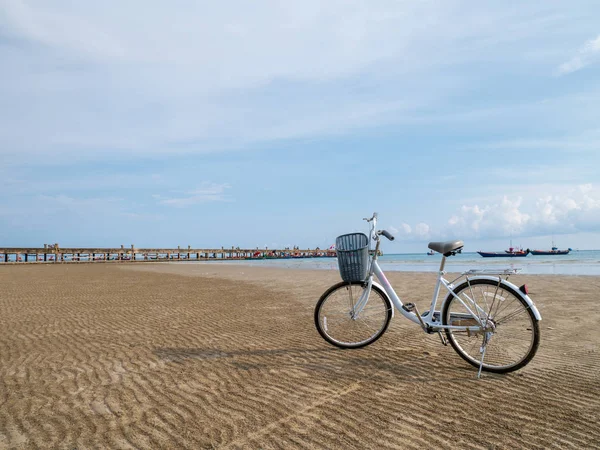 Bicicleta ao lado da praia . — Fotografia de Stock