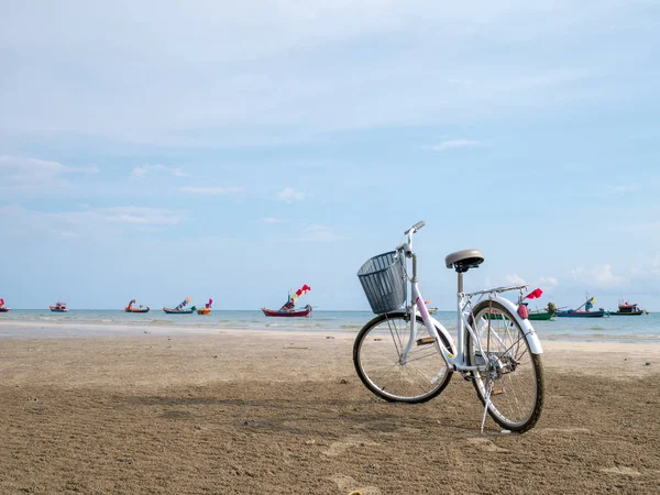 해변 옆의 자전거. — 스톡 사진