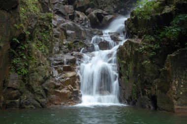 Phliu Ulusal Parkı Şelalesi