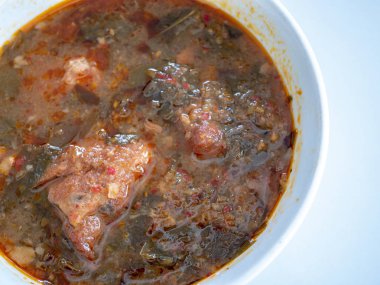 Garcinia cowa yapraklı baharatlı domuz eti..