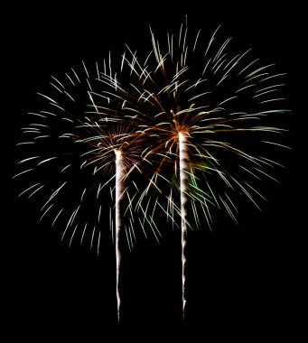 Bir gece gökyüzü üzerinde havai fişek