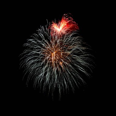 Bir gece gökyüzü üzerinde havai fişek