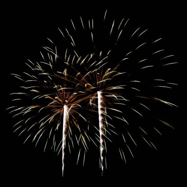 Bir gece gökyüzü üzerinde havai fişek