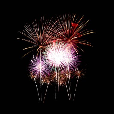 Bir gece gökyüzü üzerinde havai fişek