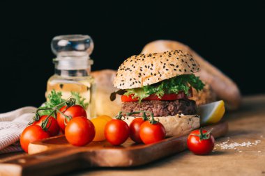 Hamburger ahşap masada ev yapımı..