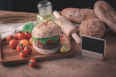Hamburger ahşap masada ev yapımı..