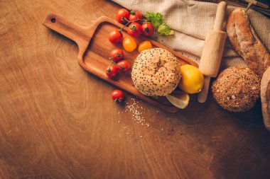 Hamburger ahşap masada ev yapımı..