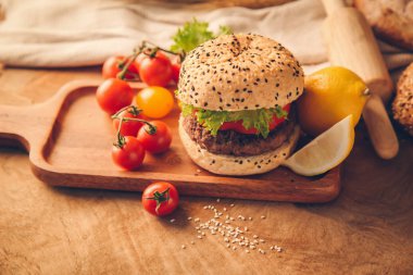 Hamburger ahşap masada ev yapımı..