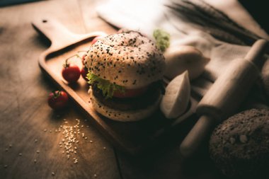 Hamburger ahşap masada ev yapımı..