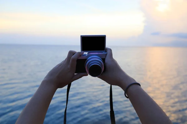 Селфи с камерой на пляже — стоковое фото