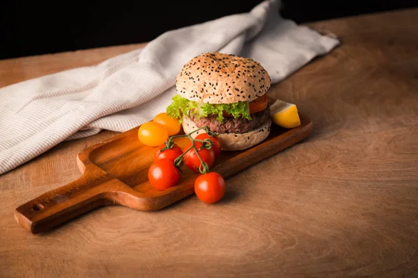 汉堡包，木制桌子上自制. — 图库照片