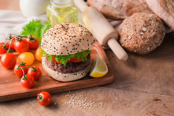 Hamburger hausgemacht auf Holztisch. — Stockfoto