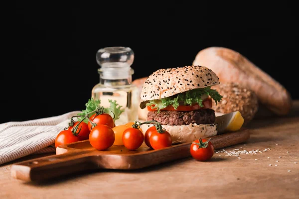 Hamburger homemade on wood table. ロイヤリティフリーのストック写真