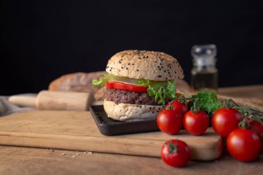 Hamburger ahşap masada ev yapımı..