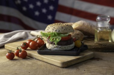Hamburger ahşap masada ev yapımı..
