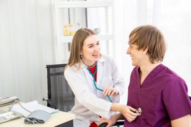 Kafkas kökenli erkek hastalar, hasta ya da solunum kontrolü için kadın doktoru görmeye gelirler. Muayene odasında, hastane ya da klinikte beyaz perdeler vardı..