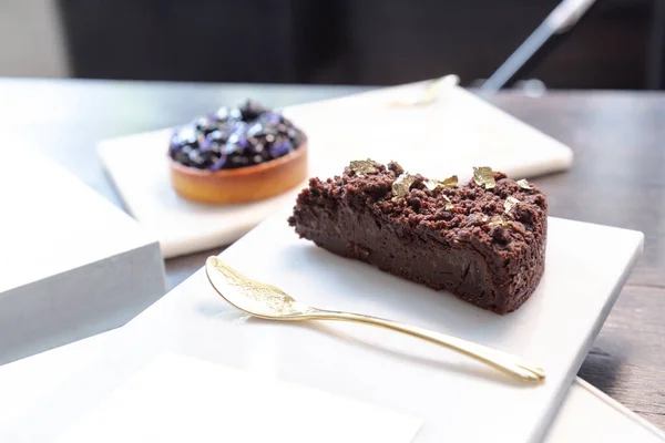 대리석 초콜릿 케이크와 블루베리 레스토랑 숟가락 — 스톡 사진