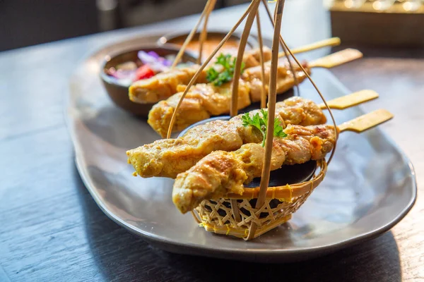 Espetos Frango Satay Kebab Frango Uma Placa Cerâmica Preta Com — Fotografia de Stock