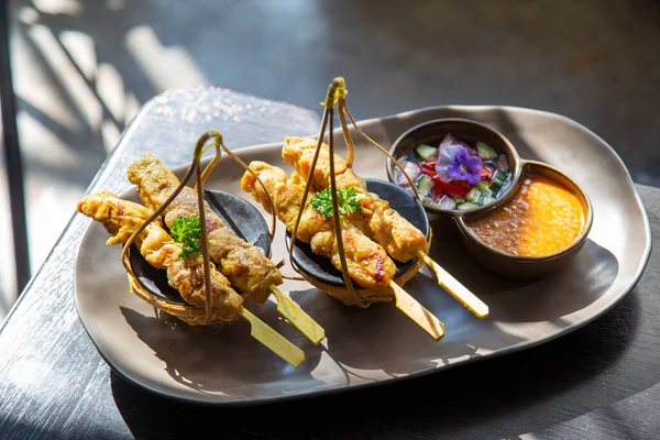 Kip Saté Kip Kebab Spiesjes Een Zwarte Keramische Plaat Met — Stockfoto