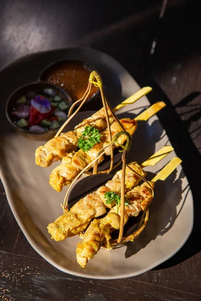 Kyckling Satay Eller Kyckling Kebab Spett Svart Keramik Platta Med — Stockfoto