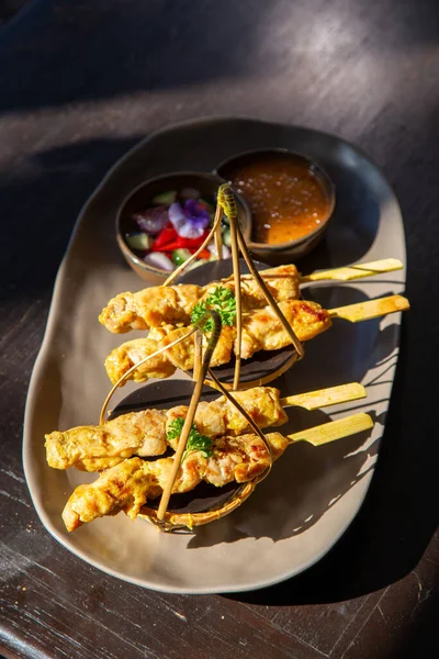 Kuřecí Satay Nebo Kuřecí Kebab Špejle Černém Keramickém Talíři Postranními — Stock fotografie