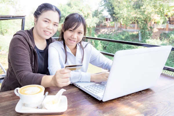 Anne Kızı Kredi Kartıyla Online Alışveriş Yapıyorlar — Stok fotoğraf