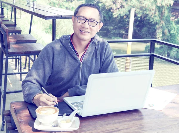 Asien Medelålders Frilans Arbetar Med Mus Penna Laptop Utomhus Restaurang — Stockfoto