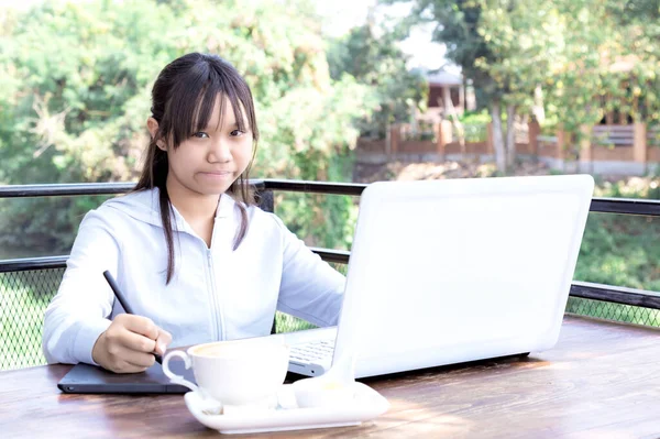 Freelancer Adolescente Trabalhando Com Caneta Mouse Laptop Foco Seletivo Filtro — Fotografia de Stock