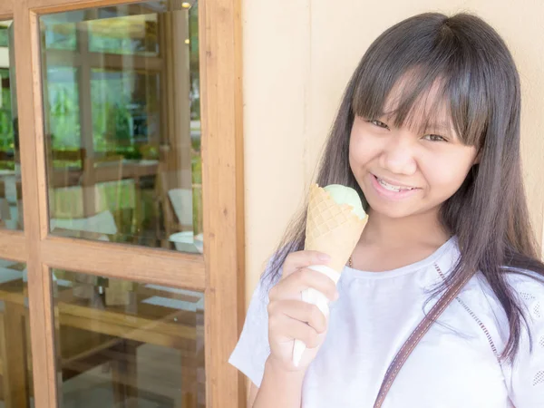 Asia Adolescente Comer Verde Helado Cono Restaurante — Foto de Stock