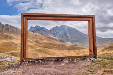 Kaya dağları sonbahar otlaklarıyla kaplıdır.