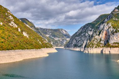 Kanyonda kayaların arasında Alp Gölü