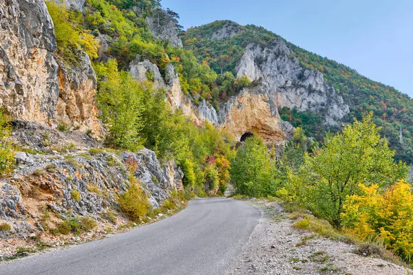 Dik uçurumların arasındaki dağ yolu