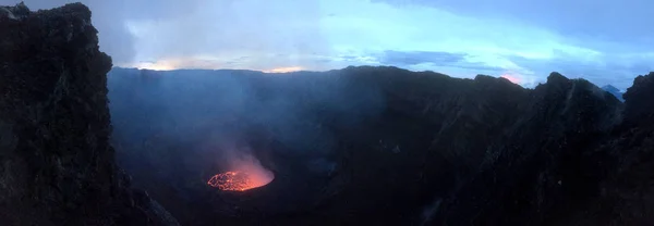 Cratere del vulcano nyiragongo in eruzione — Foto Stock