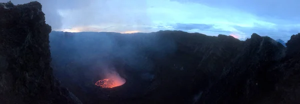 ニイラゴンゴ火山噴火の火口 — ストック写真