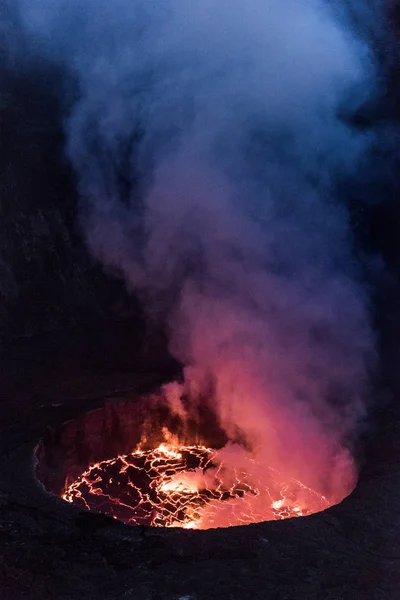 Cráter del volcán nyiragongo en erupción — Foto de Stock