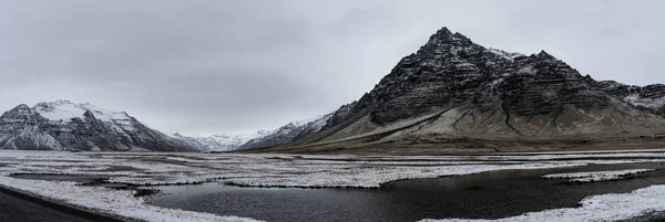 Bella vista panoramica sul paesaggio invernale dell'Islanda, snow cappe — Foto Stock