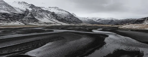 Bella vista panoramica sul paesaggio invernale dell'Islanda, snow cappe — Foto Stock