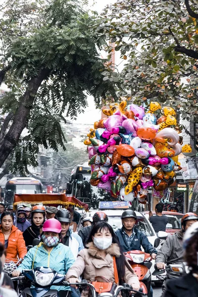Hanoi Wietnam Grudnia 2019 Niezidentyfikowani Jeźdźcy Maską Bez Maski Sprzedawca — Zdjęcie stockowe